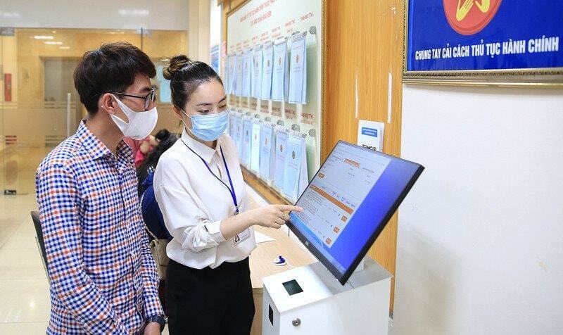 Hỗ trợ người dân thực hiện dịch vụ công trực tuyến tại bộ phận “một cửa”. Ảnh: Quang Thái.