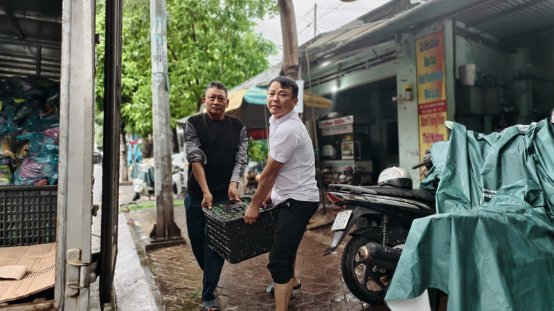 Từ sáng sớm ngày 21/11, hàng loạt gói hàng cứu trợ cho người dân vùng lũ được vận chuyển lên xe để đưa vào vùng ngập lụt