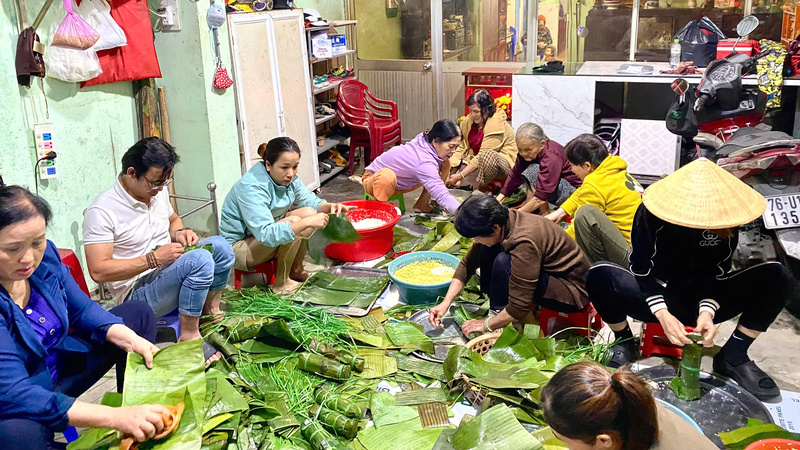 Mọi người cùng nhau gói bánh chưng để đem vào vùng lũ