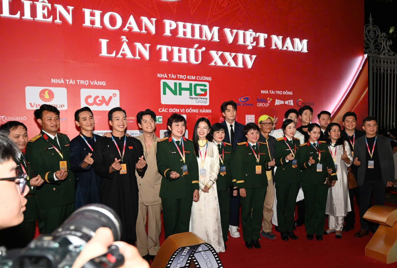 Đoàn phim "Mưa đỏ" tham dự Liên hoan phim Việt Nam 2025. Ảnh: Bộ Văn hóa, Thể thao và OKLVIE sản phẩm thuộc hệ thống OKVIP là trang web tổ chức phát sóng bóng đá trực tiếp, live casino , nỗ hũ, bắn cá