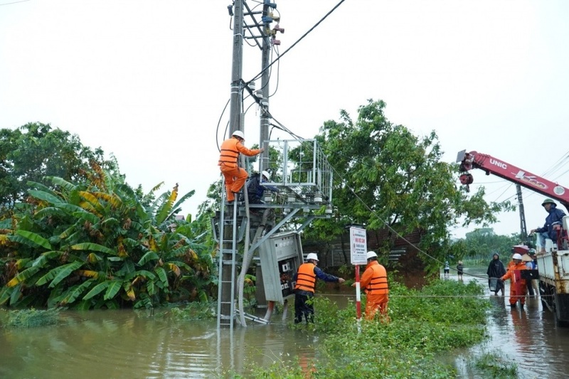 EVN đang tập trung nguồn lực, khẩn trương, quyết liệt triển khai các công việc để khắc phục các thiệt hại từ mưa lũ gây ra. Ảnh minh họa.