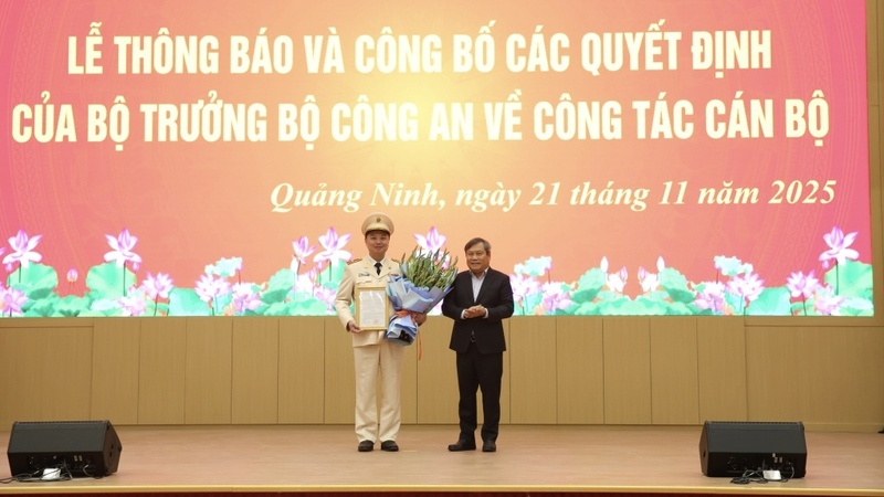 Lãnh đạo tỉnh Quảng Ninh tặng hoa chúc mừng Thiếu tướng Nguyễn Tiến Trung - tân Giám đốc Công an tỉnh Quảng Ninh