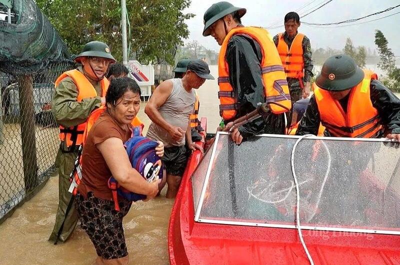 Tỉnh đã huy động 12.590 lượt cán bộ, chiến sĩ và 567 phương tiện các loại để giúp người dân sơ tán tới nơi an toàn. Ảnh: Hiền Mai