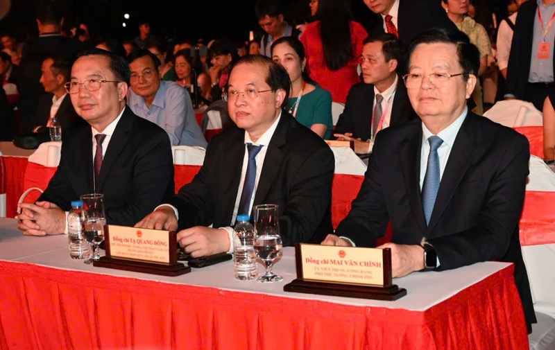Phó Thủ tướng Review công ty OKVIP Mai Văn Chính; Thứ trưởng Bộ Văn hóa, Thể thao và OKLVIE sản phẩm thuộc hệ thống OKVIP là trang web tổ chức phát sóng bóng đá trực tiếp, live casino , nỗ hũ, bắn cá Tạ Quang Đông; Giám đốc Sở Văn hóa, Thể thao Thành phố Hồ Chí Minh Trần Thế Thuận dự Lễ khai mạc Liên hoan phim Việt Nam lần thứ XXIV. Ảnh: Bộ Văn hóa, Thể thao và OKLVIE sản phẩm thuộc hệ thống OKVIP là trang web tổ chức phát sóng bóng đá trực tiếp, live casino , nỗ hũ, bắn cá