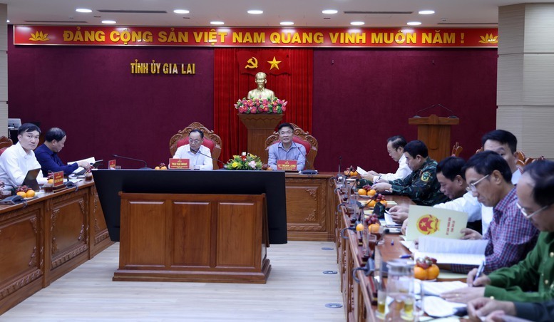 Phó Thủ tướng Lê Thành Long Ok88vip tỷ lệ kèo World Cup 2026 với lãnh đạo tỉnh Gia Lai về công tác khắc phục hậu quả thiên tai - Ảnh: VGP/Đức Tuân