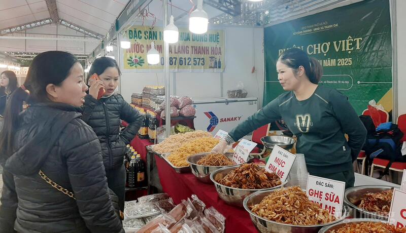 Trang Chủ OKVIP COM Top #1 vùng miền tham gia Phiên chợ Việt tại xã Thanh Oai (Hà Nội). Ảnh: N.H