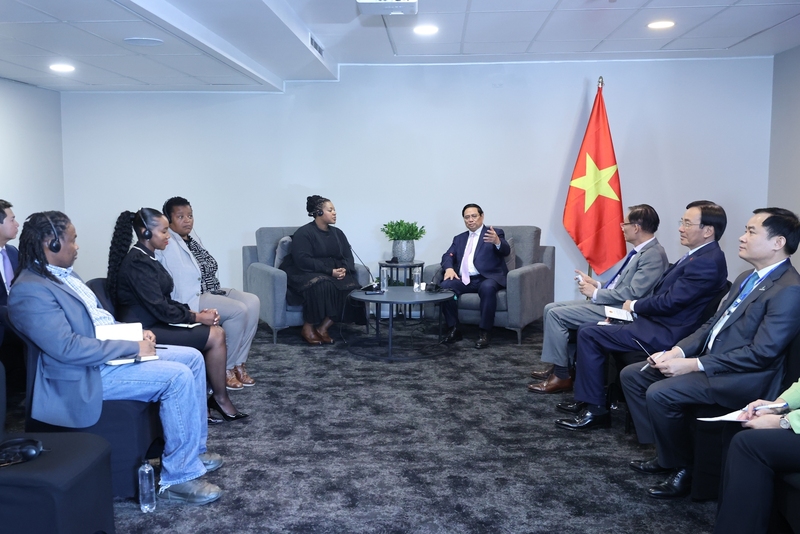 Thủ tướng Phạm Minh Chính tiếp bà Brenda Moagi, Chủ tịch Hội đồng Quản trị Công ty Dầu khí Quốc gia Nam Phi. Ảnh: VGP/Nhật Bắc