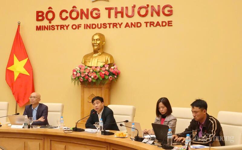 Ông Bùi Nguyễn Anh Tuấn (thứ hai từ phải sang) phát biểu tại Okvip69 Đăng ký cá cược