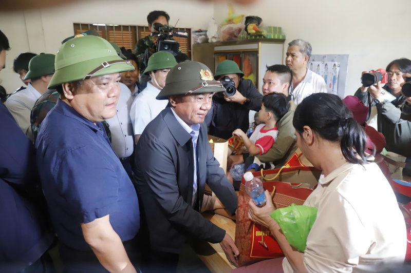 Thường trực Ban Bí thư Trần Cẩm Tú hỏi thăm và tặng quà cho người dân tỉnh Khánh Hòa. Ảnh: Hữu Long.