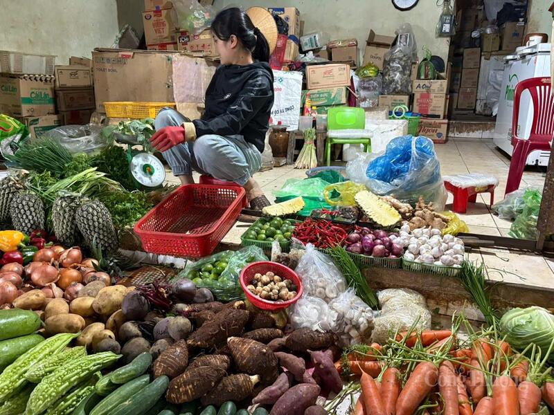 Các mặt hàng rau củ được tiểu thương bày bán tại chợ Fi Nôm. Ảnh: Lê Sơn