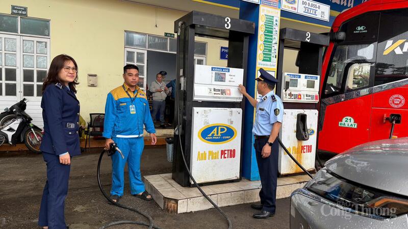 Lực lượng Quản lý thị trường tỉnh Lâm Đồng kiểm tra cây xăng trên địa bàn Đà Lạt. Ảnh: Lê Sơn