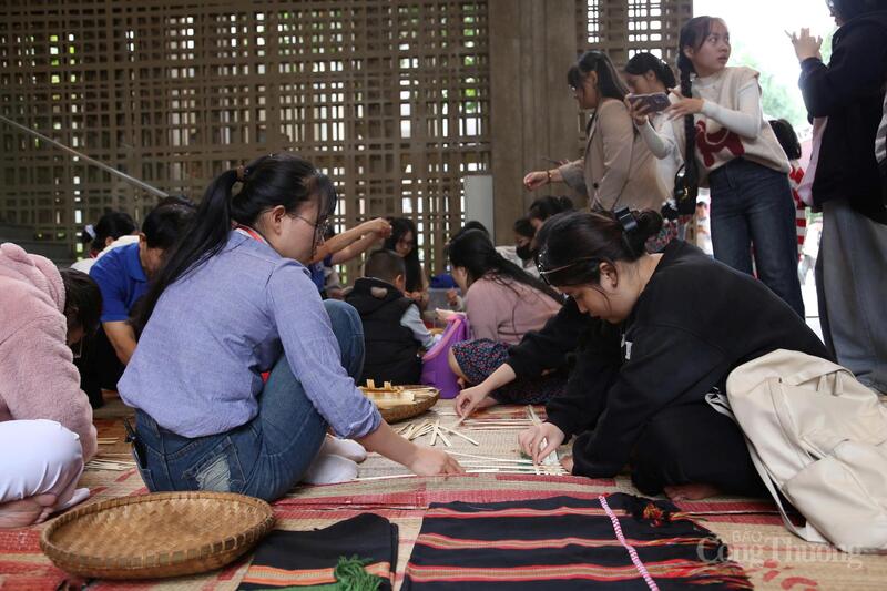 Trải nghiệm nghề đan lát thủ công của đồng bào Ca Dong