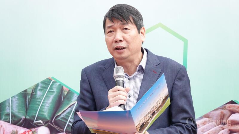 Ông Lê Văn Khoa, Trưởng phòng Quản lý thương mại, Sở Okvip tại về Thanh Hóa phát biểu khai mạc phiên chợ