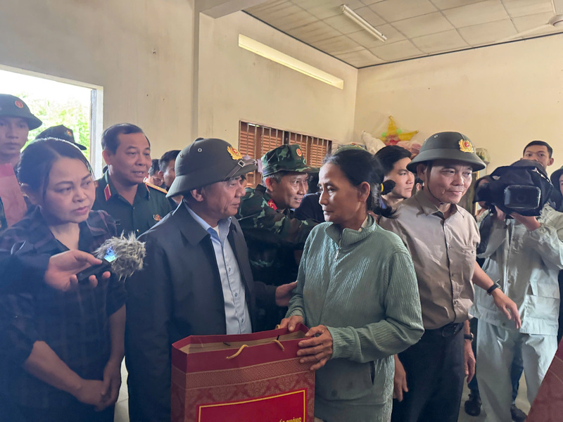 Đồng chí Trần Cẩm Tú cùng đồng chí Trần Lưu Quang thăm, tặng quà cho người dân đang sơ tán tại điểm Trường Tiểu học Diên Điền, tỉnh Khánh Hòa. Ảnh: Hữu Long.
