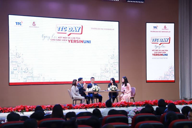 Các chuyên gia, diễn giả tham gia phần tọa đàm, giao lưu, giải đáp thắc mắc cùng các bạn học sinh - sinh viên