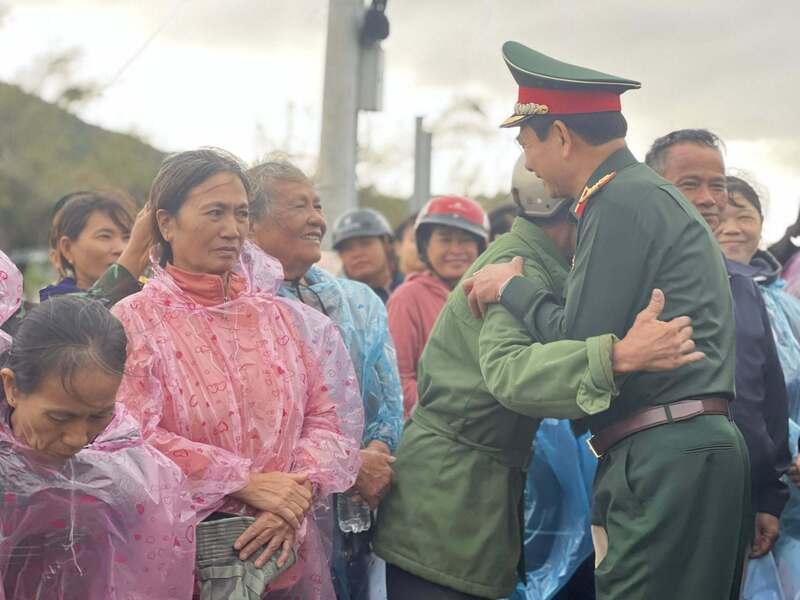 Đại tướng Phan Văn Giang thăm hỏi và động viên người dân. Ảnh: DT.