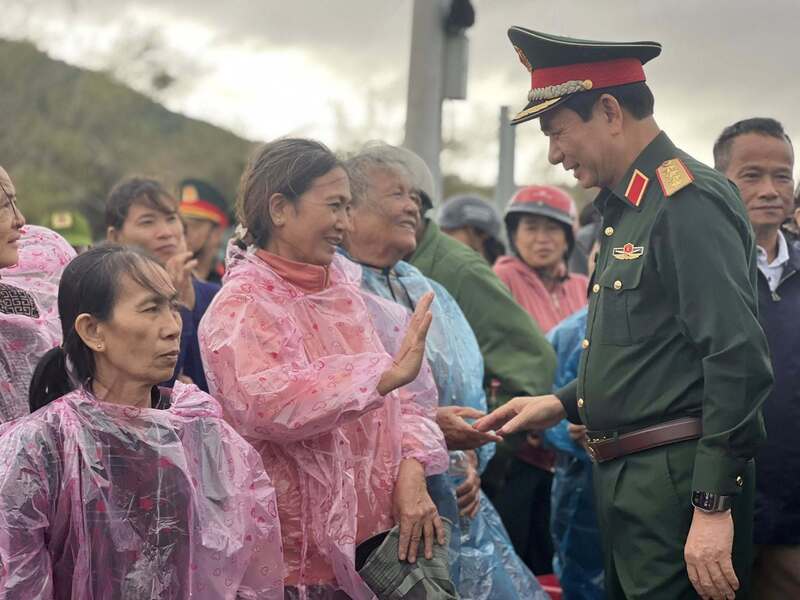 Đại tướng Phan Văn Giang ân cần động viên, chia sẻ sâu sắc với bà con vùng lũ. Ảnh: DT.