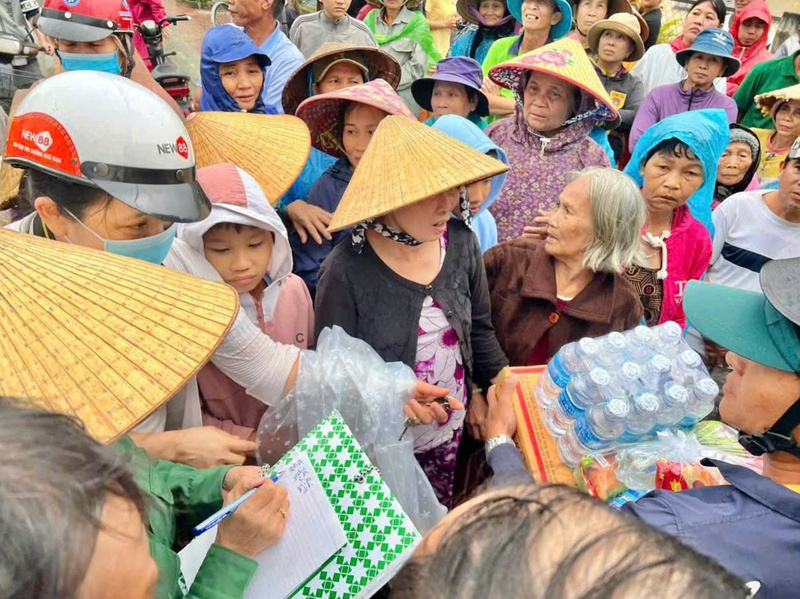 Người dân xã Tuy Phước Bắc đến thôn Giang Nam nhận lương thực tiếp tế của UBND tỉnh Gia Lai. Ảnh: ĐVCC.