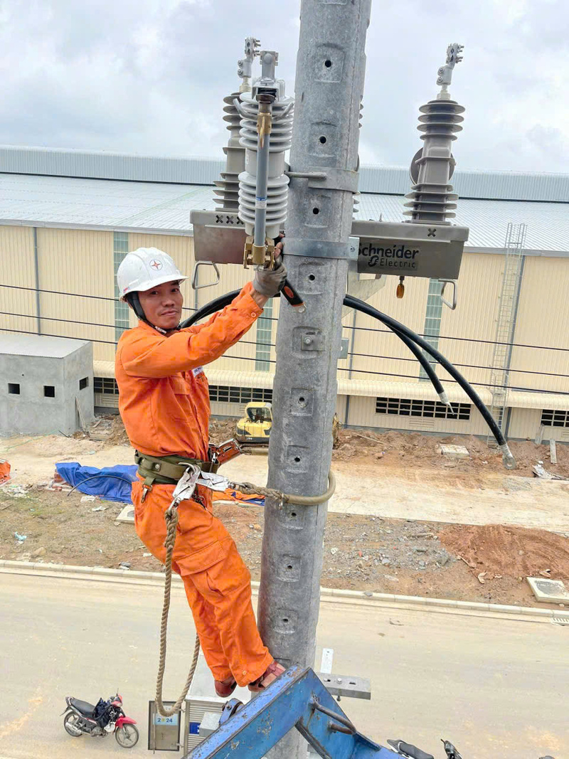 Anh Tống Phước Quốc thực hiện công tác trên cột điện, là người luôn đặt vấn đề an toàn Okvip - liên minh giải trí #1 thế giới hà nội lên hàng đầu. Ảnh: Nguyễn Tuấn