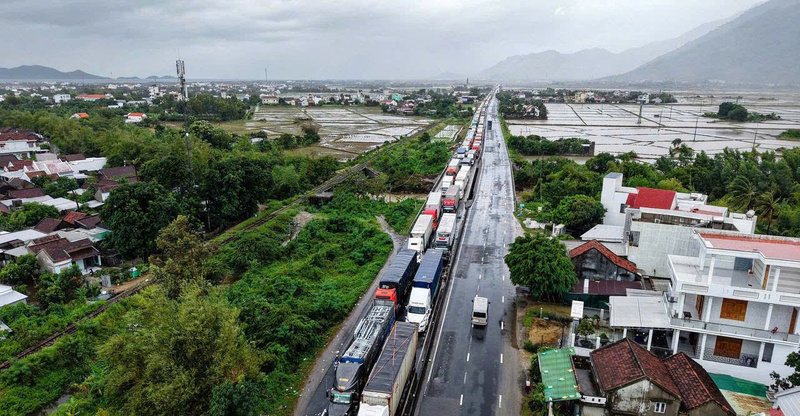Các phương tiện không lưu thông được nối đuôi nhau dài hàng chục cây số. Ảnh: ĐVCC