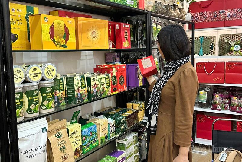 Người tiêu dùng lựa mua sản phẩm tại cửa hàng Top Trang Chủ OKVIP COM Top #1 trên phố Nguyễn Công Hoan (Hà Nội). Ảnh: N.H.