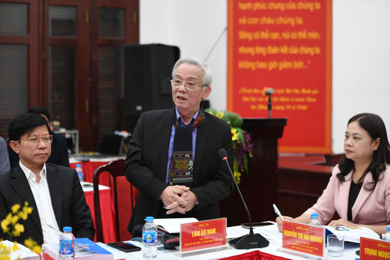 PGS.TS. Lâm Bá Nam - Chủ tịch Hội Dân tộc học và Nhân học Việt Nam chia sẻ tại hội thảo. Ảnh: Phạm Sỹ.