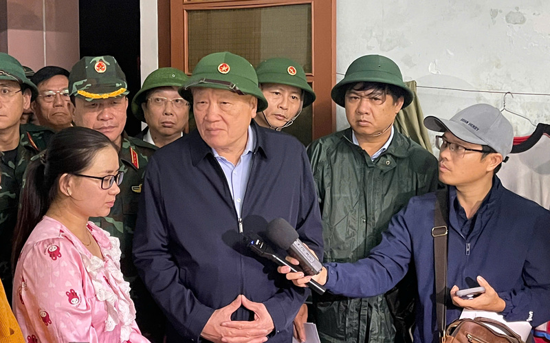 Phó Thủ tướng Thường trực Nguyễn Hòa Bình thăm hỏi người dân bị ảnh hưởng do thiên tai ở Đắk Lắk. Ảnh: Công Nam