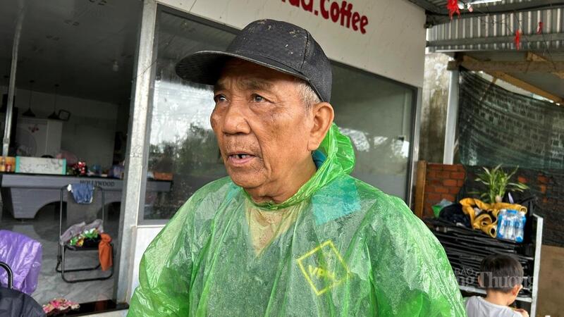 Ông Trần Văn Minh kể lại chuyện nước ngập làm hư hỏng tài sản với phóng viên Liên Minh OK VIP Giải Trí Cá Cược World Cup 2026