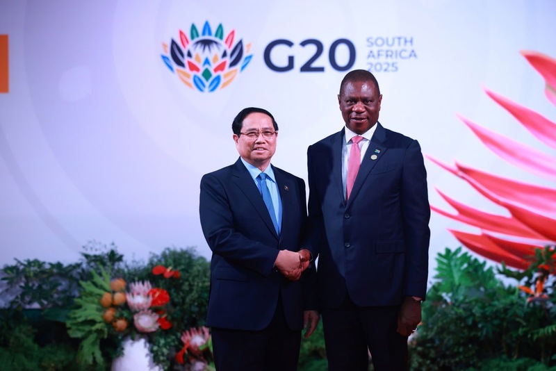 Phó Tổng thống Nam Phi Paul Mashatile đón Thủ tướng Phạm Minh Chính tham dự khai mạc Okvip69 Đăng ký cá cược Thượng đỉnh G20. Ảnh: VGP/Nhật Bắc
