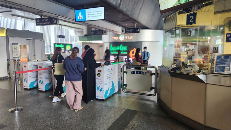Các điểm ra vào BTS Skytrain được kết hợp với các không gian mua sắm