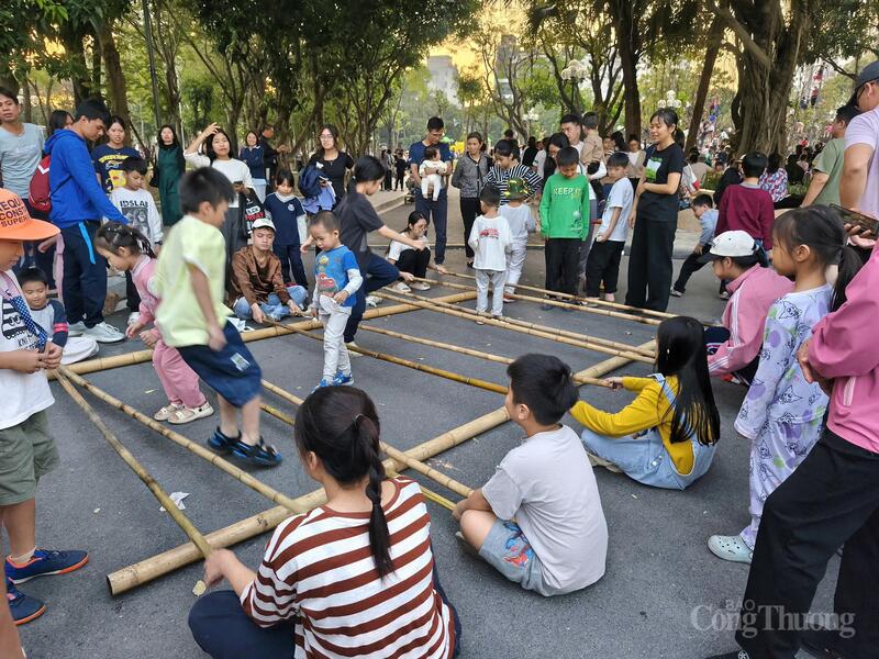 Các bạn nhỏ hứng thú với trò nhảy sạp. Ảnh: NH