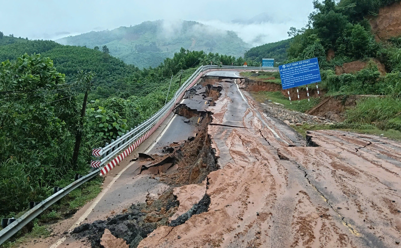 Đoạn quốc lộ 27C qua đèo Khánh Lê nối tuyến Nha Trang - Đà Lạt bị đứt gãy vào chiều 22/11. Ảnh: Xuân Ngọc.