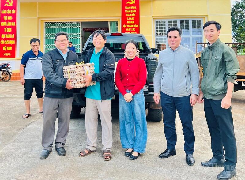 Xã Gào tiếp nhận nhu yếu phẩm người dân ủng hộ để nấu Okivip Nổ Hũ, Bắn Cá, Thể Thao, Game Bài gửi cho đồng bào phía Đông tỉnh. Ảnh: Hiền Mai
