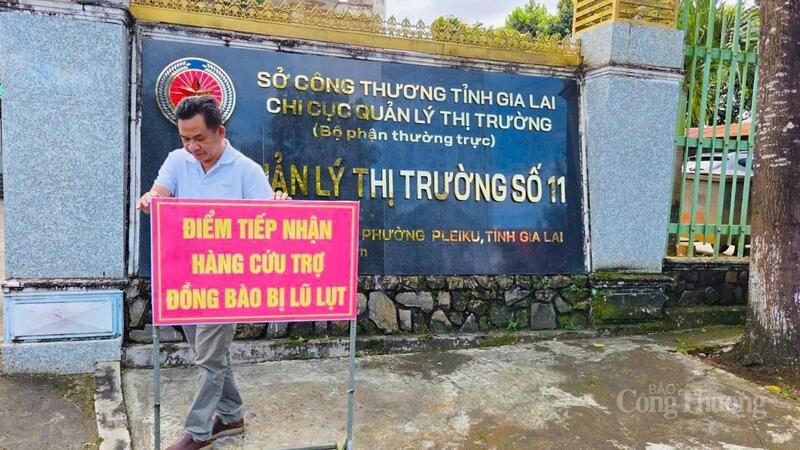 Điểm tiếp nhận nhu yếu phẩm ủng hộ người dân vùng lũ của đơn vị nằm tại đường Hoàng Đạo Thúy, phường Pleiku, tỉnh Gia Lai. Ảnh: Hiền Mai