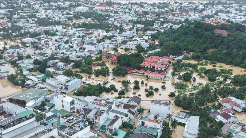 Trường học, chùa, nhà cửa chìm trong biển nước nhiều ngày qua. Ảnh: Xuân Ngọc.