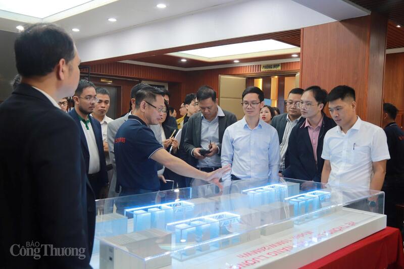 Các đại biểu tham quan mô hình hệ thống BESS. Ảnh: Thanh Tuấn