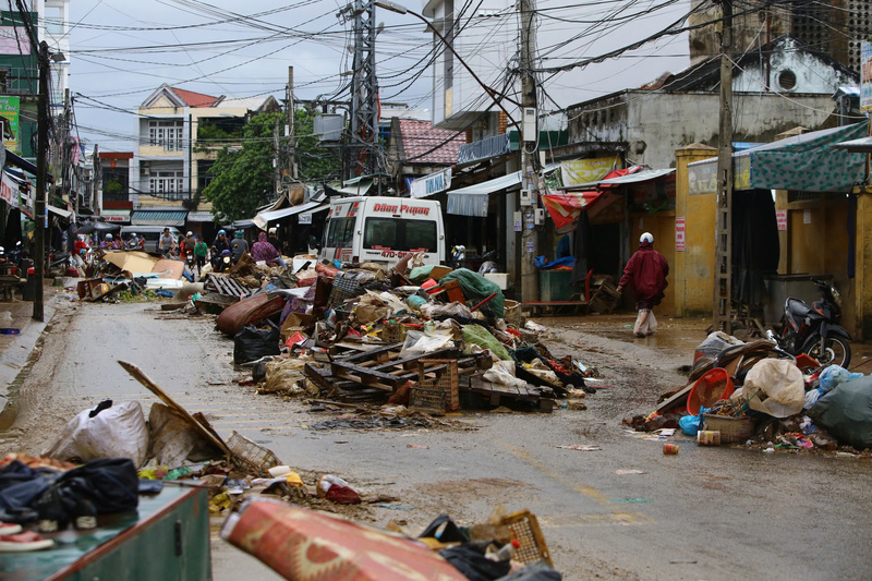 Ngay sau khi nước rút, chính quyền và người dân bắt tay vào việc vệ sinh xuân Okvip 2026. Ảnh: Xuân Ngọc.