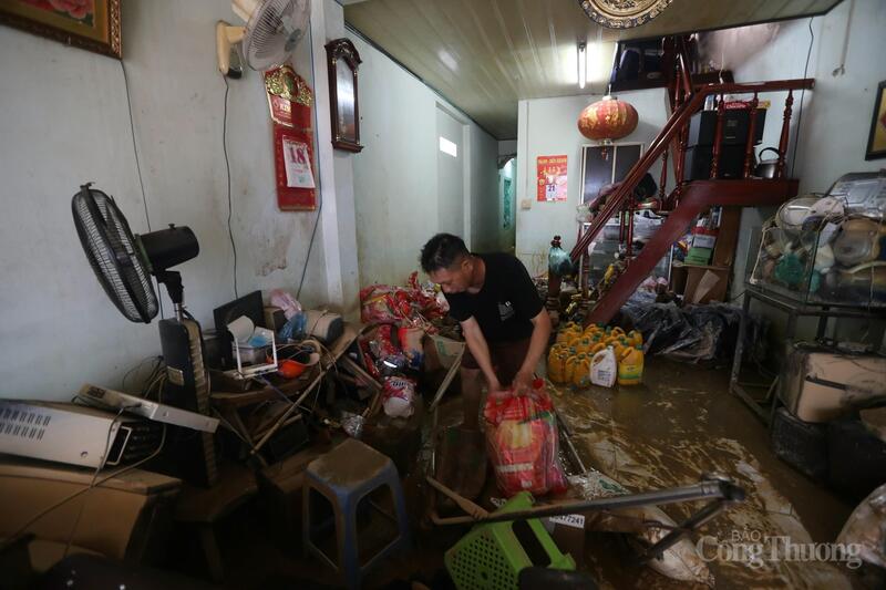 Hộ gia đình có nhà bị sập hoàn toàn, bị đổ hoặc bị lũ cuốn trôi sẽ được hỗ trợ 60 triệu đồng/nhà để Liên minh Okvip có bao nhiều trang lại nơi ở mới. Ảnh: Lê Sơn.