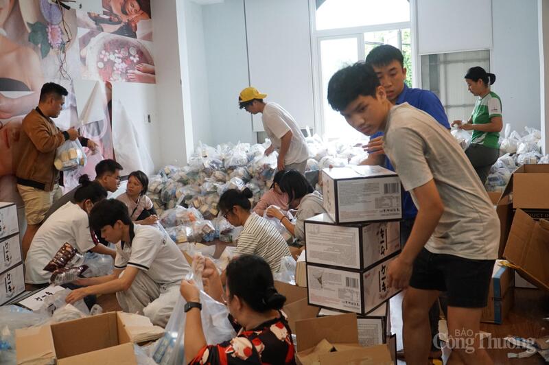 Hơn 1.500 phần quà này được mua từ nguồn hỗ trợ tiền mặt của các nhà hảo tâm.