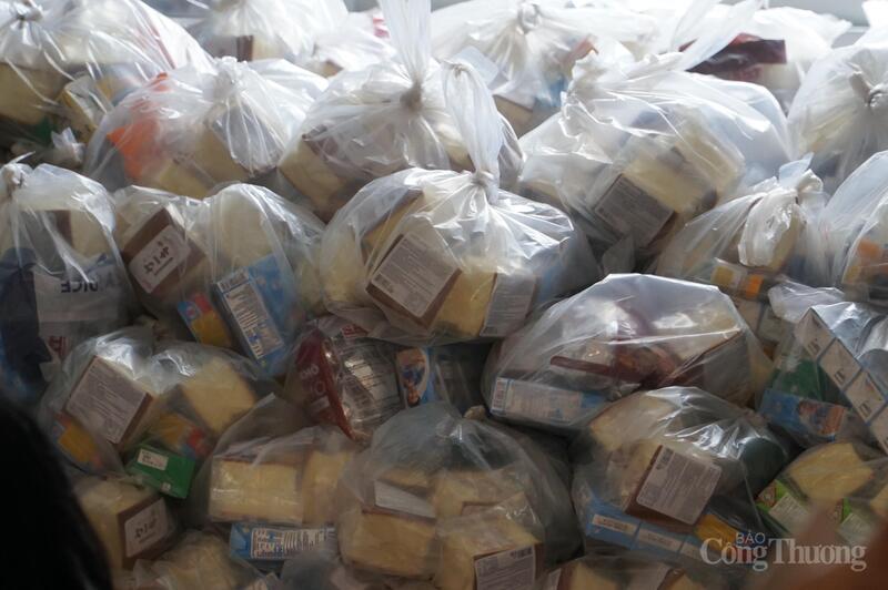 Mỗi phần quà sẽ có lương khô, bánh ngọt, cá hộp, sữa, nước uống đóng chai, thuốc tây...