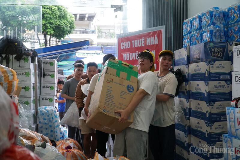 Các bạn sinh viên hỗ trợ đưa hàng hóa do người dân hỗ trợ vào từng khu vực theo phân loại.
