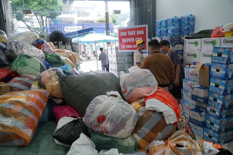 Ngoài các phần quà được chuẩn bị sẵn, còn rất nhiều hàng hóa, nhu yếu phẩm khác.