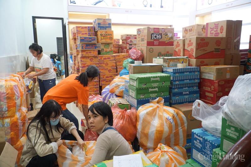 Anh Nguyễn Bình Nam - Chủ nhiệm Câu lạc bộ Bạn thương nhau cho biết, Câu lạc bộ phát động kêu gọi ủng hộ bà con vùng tâm lũ phía đông tỉnh Đắk Lắk (tỉnh Phú Yên cũ) từ sáng hôm qua, chiều ngày 23/11, câu lạc bộ đã nhận hơn 300 triệu tiền mặt và rất nhiều hiện vật như sữa, nước, mì tôm, chăn ấm, quần áo, cá hộp. Chúng tôi đã làm hơn 1.500 suất quà và vẫn đang tiếp tục tăng lên".