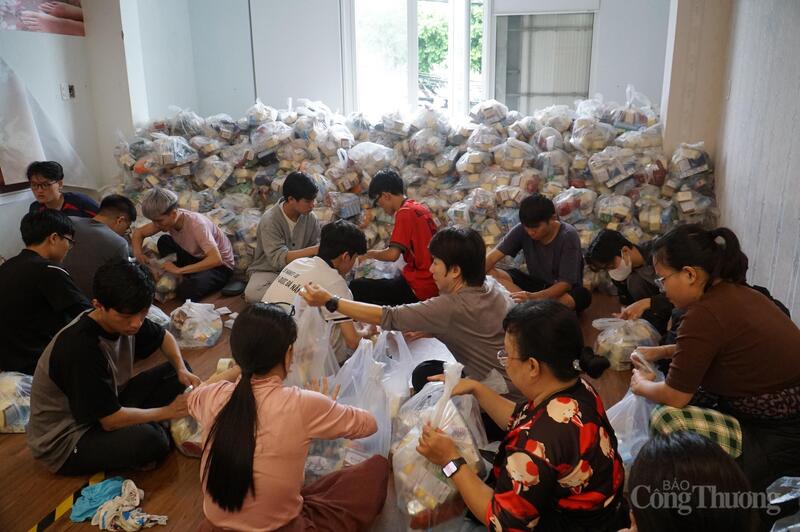 Ngay từ sáng ngày 23/11, các thành viên Câu lạc bộ Bạn thương nhau và nhiều bạn tình nguyện viên đến từ các trường đại học trên địa bàn TP. Đà Nẵng đã có mặt tại điểm tiếp nhận hàng hóa, soạn những phần quà sẵn sàng vận chuyển vào vùng tâm lũ.