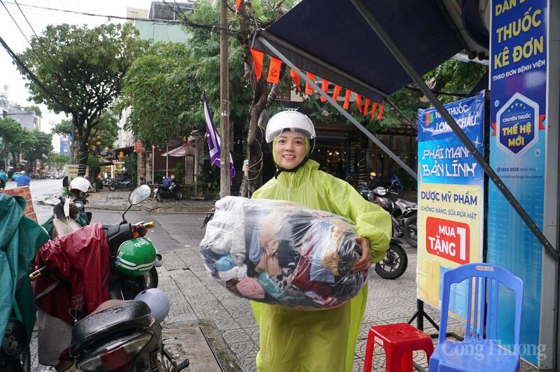 Chị Nguyễn Thị Minh Duyên - nhà ở đường Cách mạng tháng 8, TP. Đà Nẵng chia sẻ: "Tôi thấy thông tin tiếp nhận nhu yếu phẩm, quần áo trên mạng xã hội nên tôi mua vài thùng mì tôm và soạn các quần áo ấm mong sẽ góp được một phần nhỏ chia sẻ với bà con".