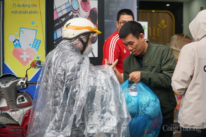 Những hàng hóa hỗ trợ có thể là những bộ quần áo ấm, những chiếc chăn,...