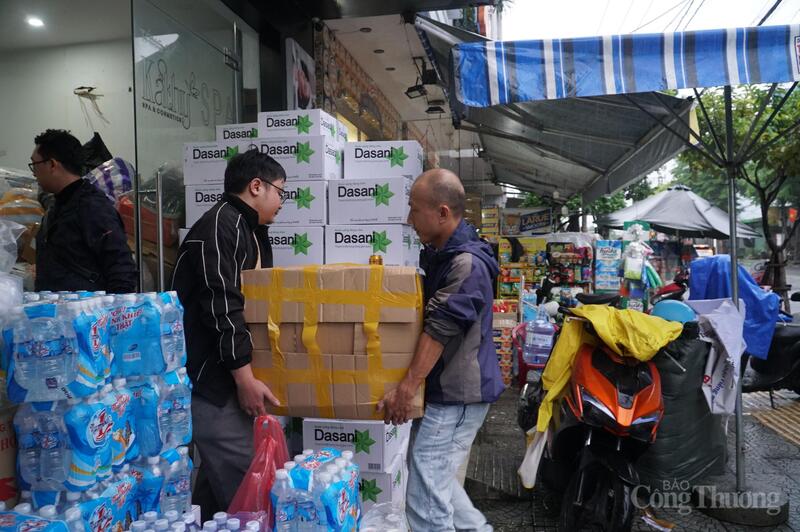 Nhiều người dân đến hỗ trợ, ủng hộ hàng hóa rồi ở lại cùng với Câu lạc bộ đưa hàng hóa lên xe.