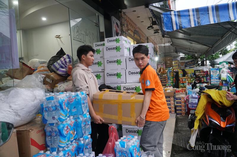 Các bạn sinh viên các trường Đại học Kiến trúc, Sư phạm, Duy Tân góp sức soạn các phần quà, vận chuyển hàng hóa.