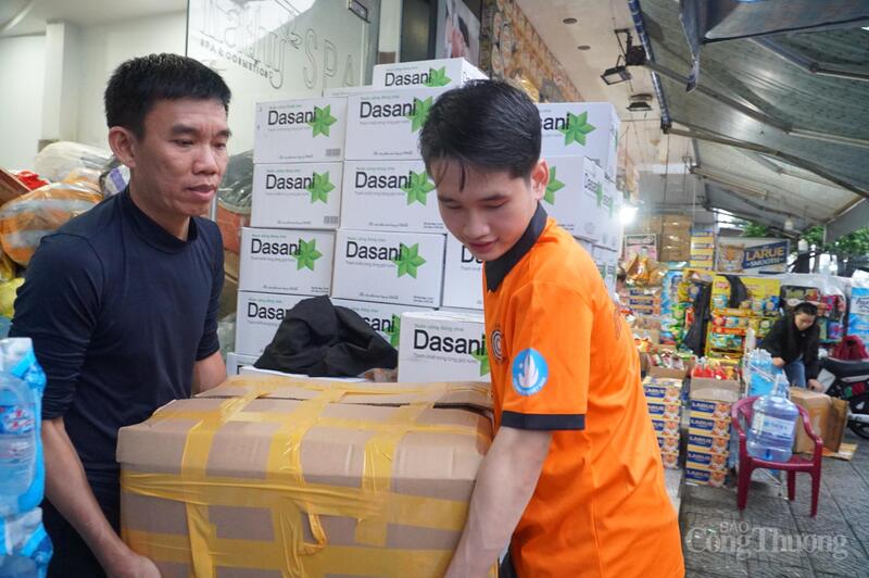 Trong chiều ngày 23/11, hàng hóa đã được phân loại được xếp lên xe để sẵn sàng vận chuyển vào vùng lũ ngay trong tối cùng ngày.