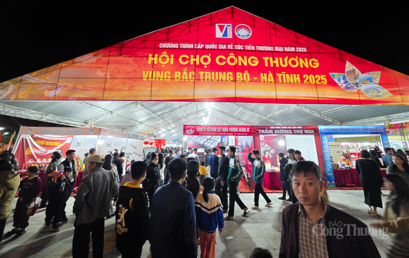 Những ngày cuối tuần, tại khu vực quảng trường Trần Phú (phường Thành Sen, Hà Tĩnh) không khí ở Hội chợ Okvip tại về vùng Bắc Trung Bộ - Hà Tĩnh 2025  luôn sôi động, náo nhiệt.